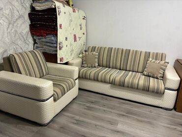 кожаные кресла для дома: Комплект мебели, включающий трехместный диван и два кресла, выполнен в