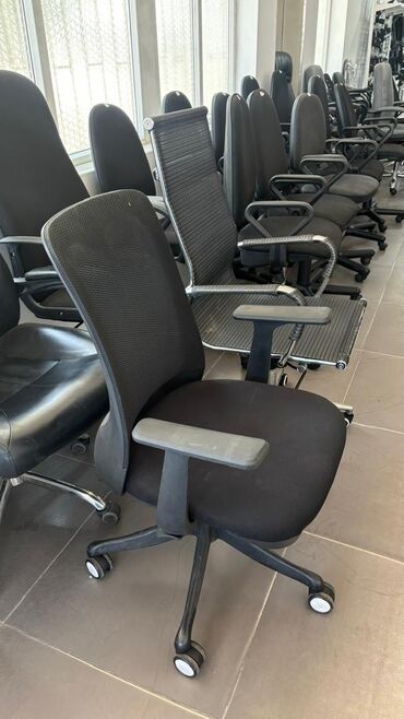 Офисные кресла: Офисное кресло, Б/у, С колесиками, цвет - Черный — 6