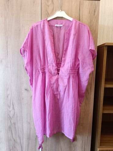 Digər qadın geyimləri: Çəhrayı rəngli, V yaxalı qadın bluzkası. Geniş, qısa qolları və beli