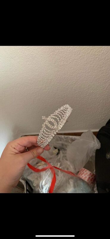 Aksesoari za kosu: Krune 
Cena 1400din — 12