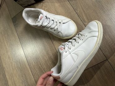 спортивные ветровки: Белые кожаные оригинальные кроссовки Nike с фирменным логотипом