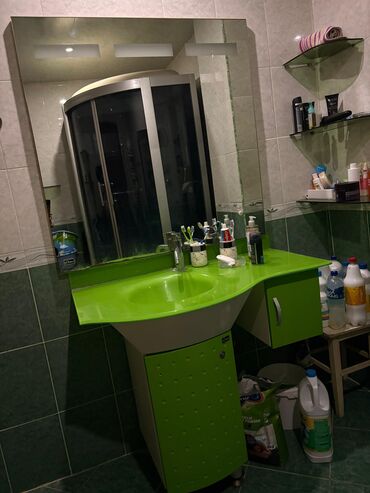Смесители для раковин: Yaşıl rəngdə lavabo və dolabdan ibarət hamam mebeli dəsti. Bu dəst