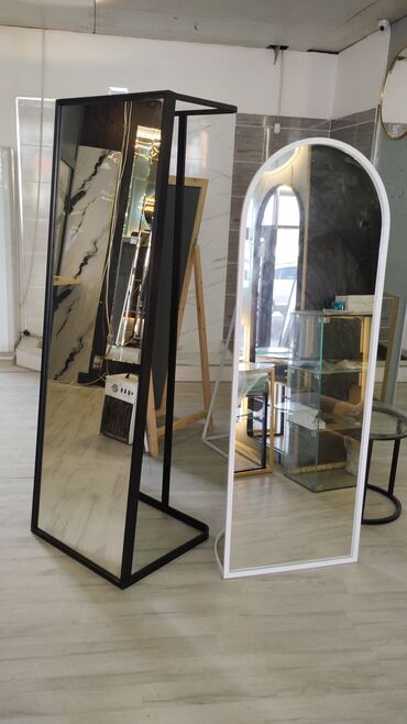 Картины: Картина с изображением цветов в вазе, оформленная в раму. Рама имеет — 23