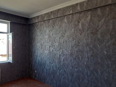 Beton və beton məmulatları: Divar kağızı açıq boz fonda yarpaq naxışları ilə bəzədilmişdir. Bu