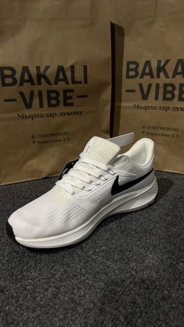 белорусская обувь на широкую ногу: Мужские кроссовки, 42, Nike, Новый, цвет - Белый, Платная доставка