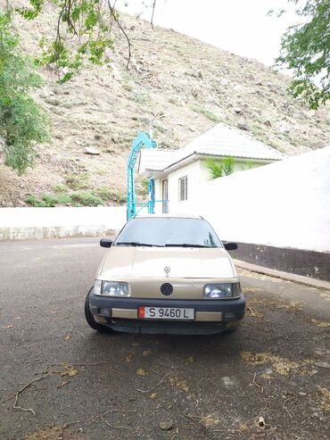 авто в балыкчы: Volkswagen Passat: 1988 г., 1.8 л, Механика, Газ, Седан