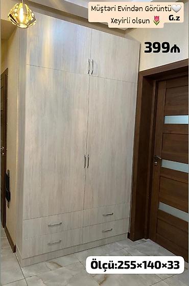 Ev üçün mebel: Açıq ağ-bej rəngli, müasir dizaynlı 4 qapılı şkaf. Üst blokda 2 qapı — 1