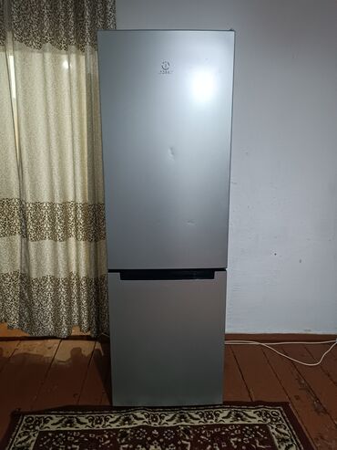ищу холодильник: Двухкамерный Indesit, цвет - Серебристый, Б/у