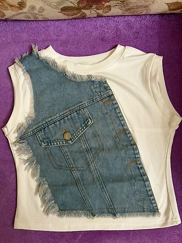 casual: Qadınlar üçün qolsuz top - Rəng: ağ baza üzərində mavi denim detal - — 1