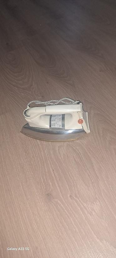 i̇kinci əl utu: 🔌 Köhnə dəmir ütü-Təcili satılır. Orta ölçüdədir,işlək vəziyyətdədir.8 — 1