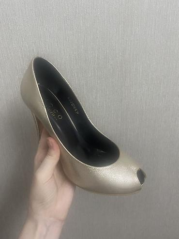 kombinezon: Qızılı rəngdə qadın tuflisi – platformalı, hündür dabanlı peep-toe — 2