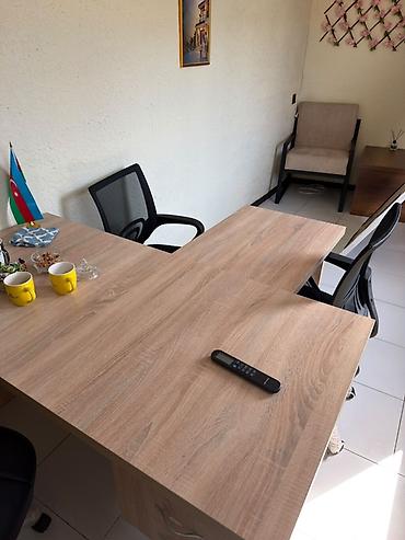 Ofis mebel dəsti Tərkib: - L‑formal masa: açıq palıd teksturalı