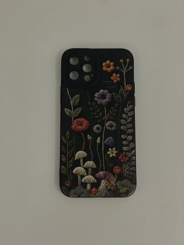 gəncə iphone: Qara rəngli, üzərində müxtəlif naxışlı güllər və göbələklər olan