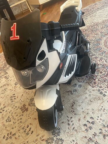 elektrik usaq masinlari: Kiçik motosikl. 1-3 yaş uşaqlar üçün uyğundu. Çox az sürülüb. Zaryadka