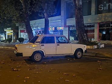 14 başlayan lanos: VAZ 2107, ağ rəng, sedan kuzov. Texniki xüsusiyyətlər: - Arxa — 1