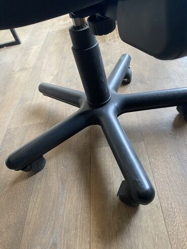 сколько стоит кресло качалка: Офисное кресло, Б/у, С колесиками, цвет - Черный, Самовывоз