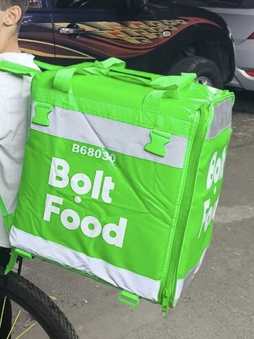 Professional sobalar: Bolt Food loqosu olan yaşıl rəngli çatdırılma çantası. Çanta qida