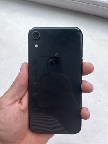 списанные айфоны: Смартфон Apple iPhone XR в черном цвете. Модель оснащена одной