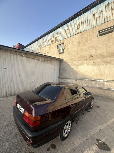 Volkswagen: Volkswagen Vento: 1994 г., 1.8 л, Механика, Бензин, Седан