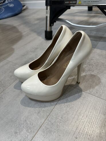 кроксы белые: Туфли 37 размер. Надевала 1 раз