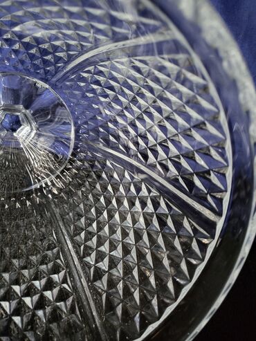 Činije: Bombonijera,pehar, kristal rucna obrada 70,80te. Pehar je — 11