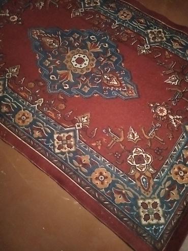 Qırmızı əsaslı, Şərq üslublu xalça - Dizayn: Mərkəzdə çoxbucaqlı göy
