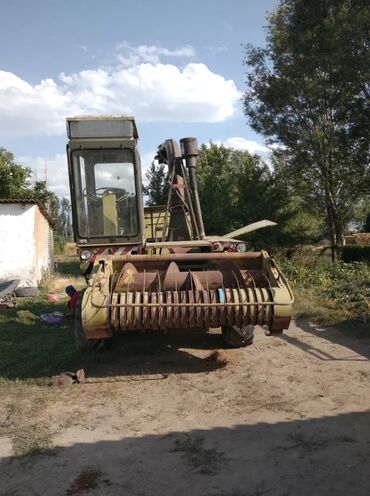 купить фронтальный погрузчик бу: Очень срочно продаю комбайн.Сам уезжаю за границу,поетому надо срочна