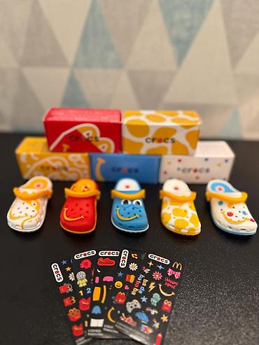 Heykəlciklər: Məhsul: Mini “Crocs” kolleksiya fiqurları və stikerlər dəsti Qutu — 2