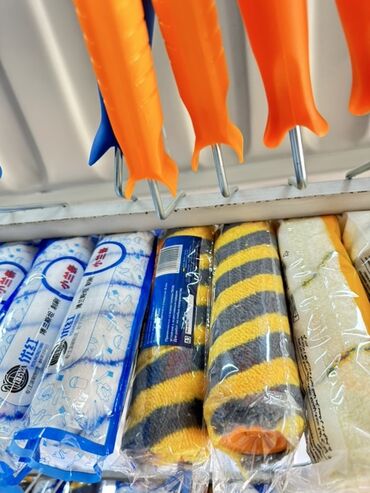 инструменты для покраски: Различные валики для покраски с ручками. Валики представлены в разных
