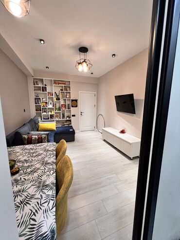 Uzunmüddətli kirayə mənzillər: Öz evimdir . 2 otaq kirayə verilir. Xırdalanda. Əla evdir isti pol — 5