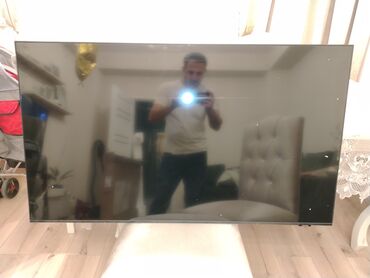 tv stendler: Böyük ekran televizor - Təxminən 43–50 düym diaqonal ölçülü, nazik