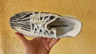 Patike i sportska obuća: Yeezy patike uživo slika i video 36 do 45 za samo 3700 din
pb