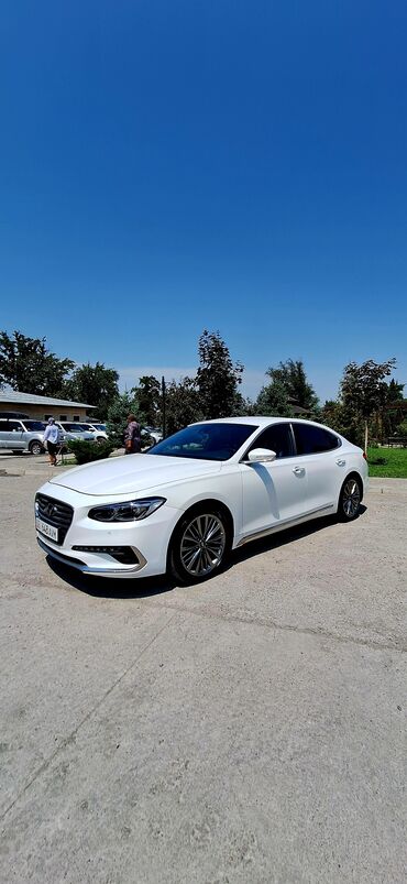 авто корея сайт бишкек: Белый седан Hyundai Grandeur с элегантным силуэтом и современными