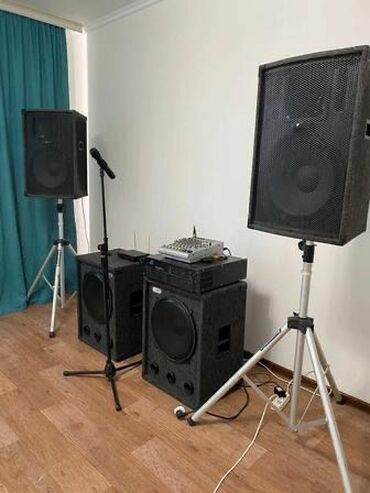 DJ-lər: Kalonka🔈, mikrofon🎤, DJ🕴🏼, fotoqraf📷, isiqlar🪩, tustu aparati