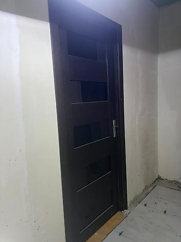 2 eded daxili qapı – tünd qəhvəyi rəng, şüşəli dizayn.ikisi 120 azn