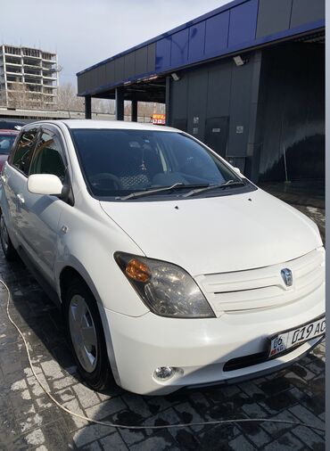 набор ключей для машины: Белый хэтчбек Toyota Ist – это надежный и компактный автомобиль