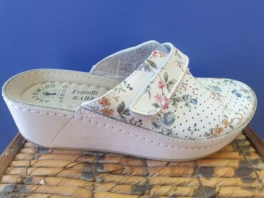 Papuče: Kozne anatomske klompe 
Cena 3950 din 36-41 — 6