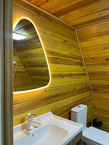 Посуточная аренда домов: А‑фрейм домики и юрты - Планировка: два уровня. На первом — гостиная — 9