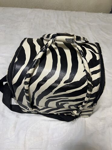 спортивные сумки: Продам чемоданчик для косметики очень удобный в использовании, все