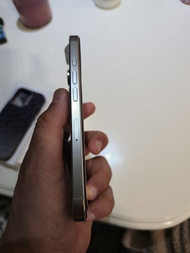 Apple iPhone: IPhone 16 Pro, Б/у, 256 ГБ, Natural Titanium, Зарядное устройство, Защитное стекло, Чехол, 100 %