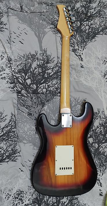 line 6: Elektrik gitara – Stratocaster tərzi, sunburst (3-tone) rəng — 2