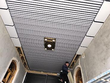Потолочные работы: Реечный подвесной потолок для улицы/крыльца с декоративным карнизом и — 12