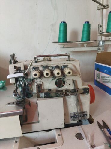 4 ниточная бу: Швейная машина