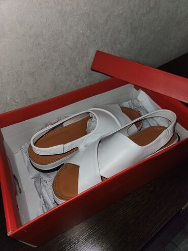 обувь zara: Продаю босоножки белого цвета, размер 37,но маломерка, новые,куплены