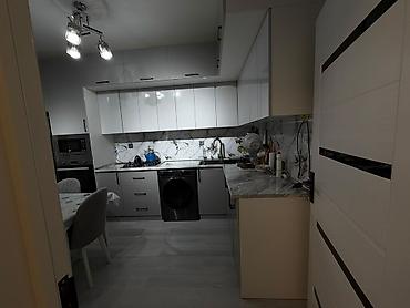 Həyət evləri və villaların satışı: Yeni ramanada əsas yola 5 dəyqəlik məsafədə yerləşir.Şəxsi tikilidi 8 — 9