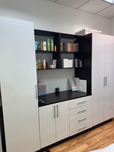 книжный шкаф офисный: ПРОДАЮ шкафы и витрины 40 тыс за каждый пишите вотсап. самовывоз lalafo.kg да книжный шкаф офисный: ПРОДАЮ шкафы и витрины 40 тыс за каждый пишите вотсап. самовывоз