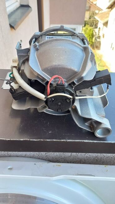 Motori za veš mašine: Whirlpool Motor Veš Mašine FWL61252W EU
Potpuno Ispravan Motor — 6