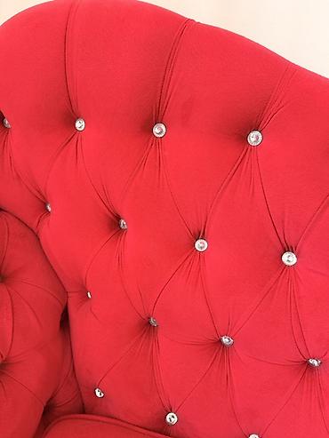 mebel satilir: Qırmızı şezlonq/çarşaflı divan - Klassik “chesterfield” üslubunda — 3