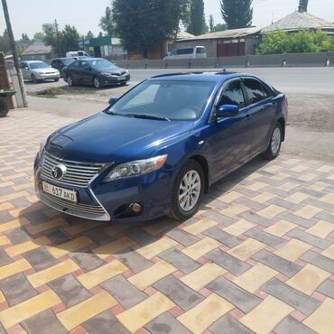 авто рассрочку без банка: Элегантный седан Toyota Camry, окрашенный в насыщенный синий цвет
