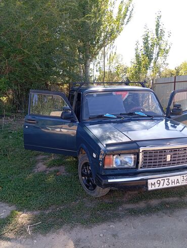 шины на мотоблок: Автомобиль ВАЗ 2107 темно-синего цвета, оснащенный багажником на